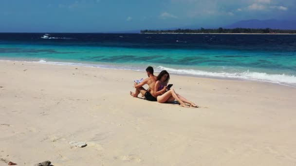 Video Couple Sandy Beach Woman Man Sitting Backs Each Other — Stock Video