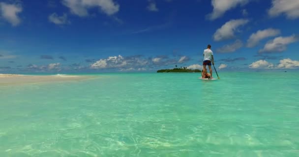 Молодая Пара Доске Серфинга Вместе Бирюзовом Океане Моря Доминиканской Республике — стоковое видео