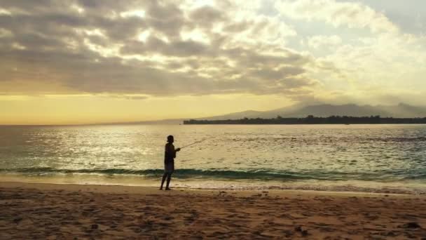 Fischer Angelt Mit Rute Strand Von Sonnenuntergang Thailand — Stockvideo