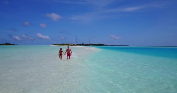 Joven Pareja Feliz Orilla Del Mar Con Agua Clara Playa — Vídeos de Stock