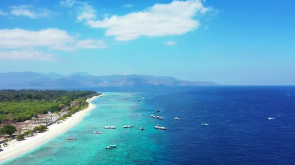青い海に浮かぶ船 フィリピンの夏休みシーン アジア — ストック動画