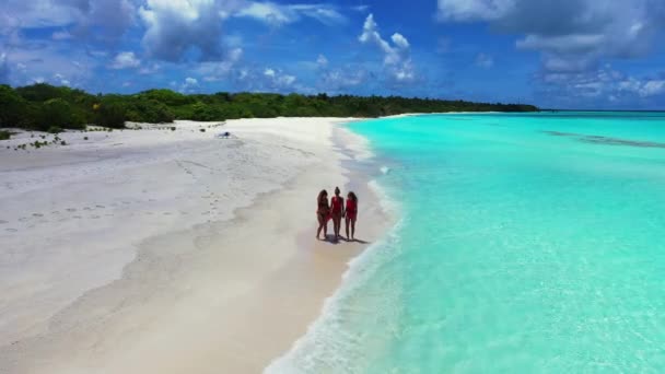 Mujeres Felices Relajándose Playa Tropical Exótica Durante Día Maldivas — Vídeo de stock