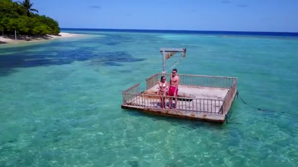 Pemuda Dan Wanita Berenang Atas Ponton Kayu Air Laut Pasangan — Stok Video