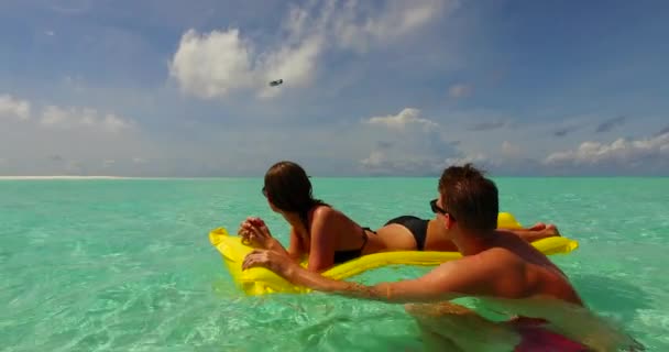 Boldog Pár Strandon Nyaralás Pihentető Nyári Napon Maldív Szigeteken — Stock videók