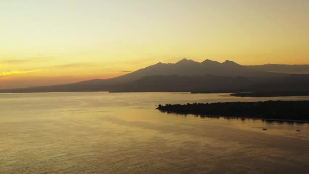 Pôr Sol Amarelo Pelo Mar Com Fundo Montagens Paraíso Tropical — Vídeo de Stock