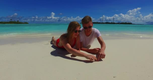 Romantic Couple Tropical Beach — Stock Video