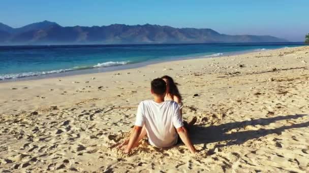 Ein Junges Reizendes Paar Tropischen Sandstrand Der Nähe Des Wunderschönen — Stockvideo