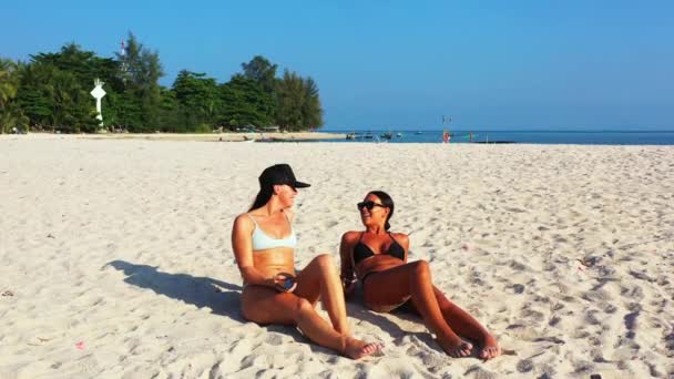 Kauniita Naispuolisia Ystäviä Ottaa Aurinkoa Hiekkarannalla — kuvapankkivideo