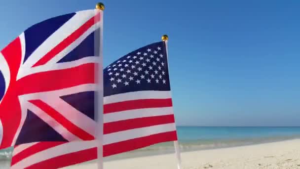 Bandeiras Britânicas Dos Eua Acenando Praia Cena Verão Nas Maldivas — Vídeo de Stock