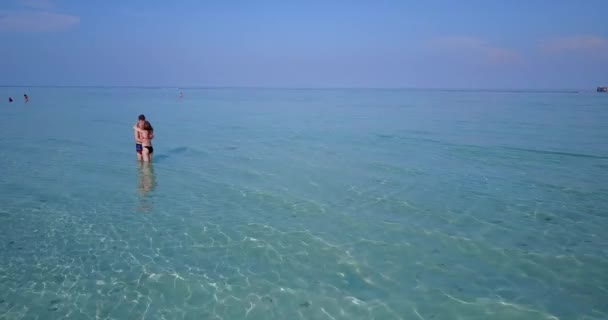 Молодий Чоловік Жінка Стоять Морській Воді Обіймаються Цілуються Красива Пара — стокове відео