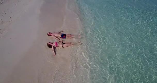 Casal Romântico Praia Tropical — Vídeo de Stock