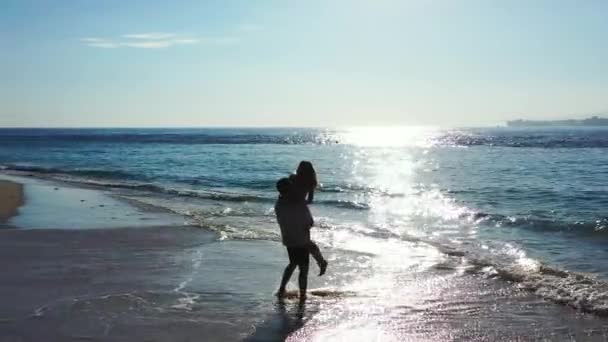 Schönes Junges Paar Genießt Urlaub Und Entspannung Schönen Tropischen Strand — Stockvideo