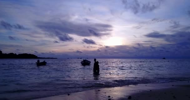 Coppia Giovane Vacanza Estiva Sulla Spiaggia Tropicale Tramonto Thailandia — Video Stock