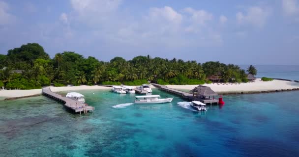 Vista Superior Isla Con Yates Atracados Naturaleza Tropical Bali — Vídeo de stock