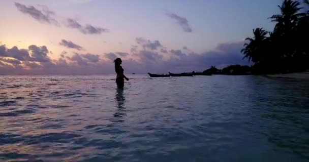 Aufnahmen Von Silhouetten Mädchen Das Abend Auf Dem Meer Steht — Stockvideo
