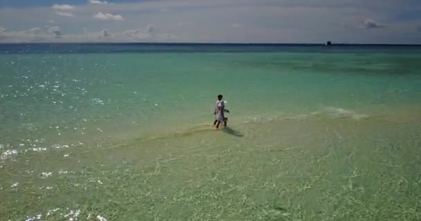 Piękny Dziewiczy Brzeg Błękitnego Morza Plaża Białym Piaskiem Para Relaksująca — Wideo stockowe