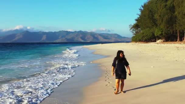 Frau Mit Rucksack Spaziert Strand — Stockvideo