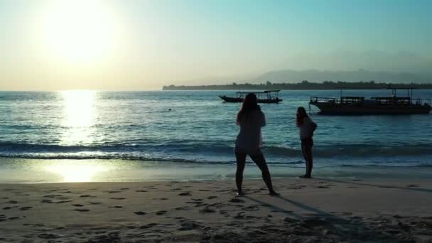 日落时分热带海滩上美丽的年轻女子 — 图库视频影像