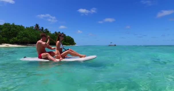 Pareja Joven Enamorada Divirtiéndose Descansando Hermoso Océano Isla Tropical Imágenes — Vídeo de stock