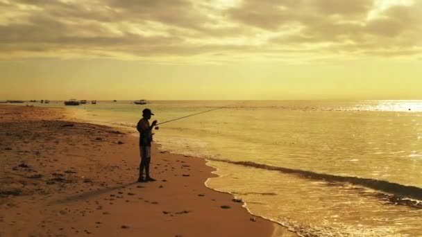 Індонезійський Рибалка Своїм Довгим Прутом Стоїть Морі Біля Палаючого Заходу — стокове відео