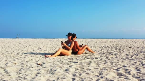 Ładne Dziewczyny Odpoczywające Piaszczystej Plaży — Wideo stockowe