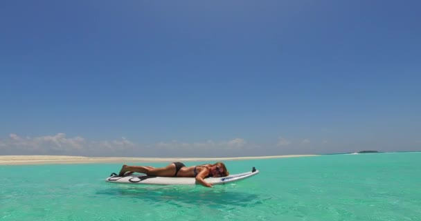 Vídeo Atlética Chica Bronceada Tumbada Tabla Surf Con Mano Baja — Vídeos de Stock