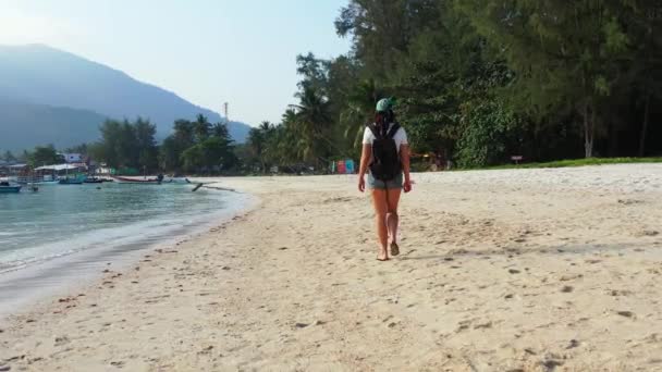 Turista Donna Con Zaino Piedi Sulla Spiaggia Dell Isola Tropicale — Video Stock