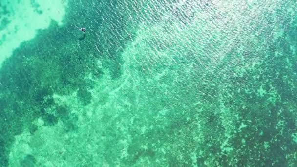 Ovanifrån Turkosa Vågor Som Löper Vid Vit Sandstrand Sommarsemester Maldiverna — Stockvideo
