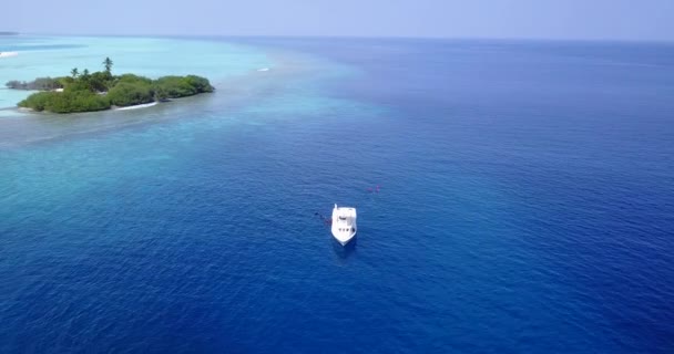 Weiße Jacht Blauen Meer Mit Inseln Hintergrund Naturszene Von Fidschi — Stockvideo