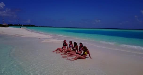 Mulheres Férias Praia Relaxando Água Mar Azul Turquesa Caribe — Vídeo de Stock