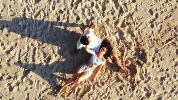 Imagini Top Tineri Cuplu Minunat Care Bucură Timp Plaja Insulei — Videoclip de stoc