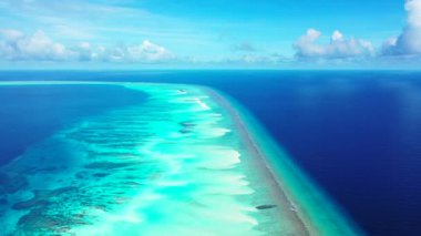 Adanın etrafındaki canlı turkuaz deniz. Endonezya, Bali 'de tropikal tatilin tadını çıkarıyorum..