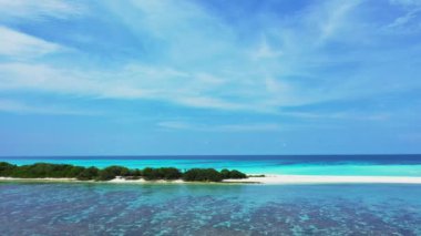 Turkuaz su ve yeşil adalı hava aracı deniz manzarası. Dominicana Republica, Karayipler 'e egzotik yolculuk