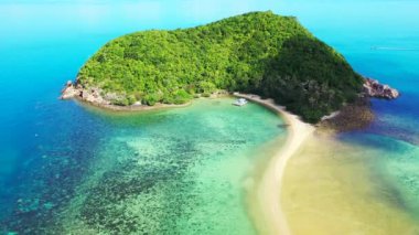 İnsansız hava aracından deniz manzarası. Endonezya 'nın Bali Doğası.