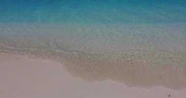 Şeffaf dalgalarla kıyı şeridini temizleyin. Bali 'de yaz yolculuğu.