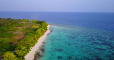 Güneşli havalarda gündüz adası sahnesi. Dominik Cumhuriyeti, Karayipler 'in egzotik doğası. 