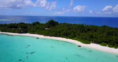 Ada turkuaz suyla kaplı. Güney Asya, Maldivler 'de egzotik tatil. 