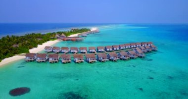 Asya, Kamboçya 'daki tropik uzun ada üzerinde egzotik tatil evleri..