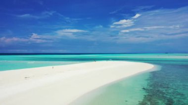 Turkuaz deniz kenarlı beyaz kum kenarı. Bali 'de yaz yolculuğu.