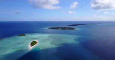 Güzel okyanus ve adanın yüksek açılı görüntüleri 