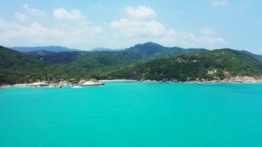 Arka planda dağlar olan deniz manzarası. Koh Samui huzurlu sahne, Tayland.