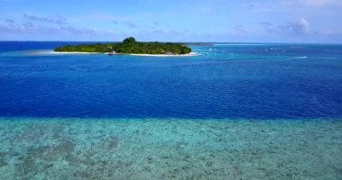 Açık mavi deniz ve yeşil ada. Bora Bora 'ya seyahat, Fransız Polinezyası.