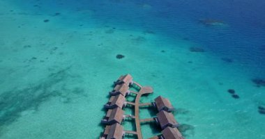 Adadaki sıcak bungalovlar. Bora Bora 'daki tropik cennet, Fransız Polinezyası.