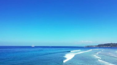 Dalgalarla dolu sakin bir deniz. Dominik Cumhuriyeti, Karayipler 'de yaz manzarası.