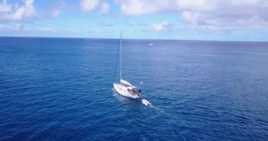 Denizde yüzen beyaz yatın videosu. 