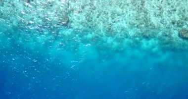 Turkuaz mavi sığ suyun üzerinde uçan dron görüntüsü. Bali 'de yaz yolculuğu.