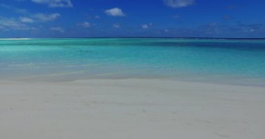 Beyaz kumlu sahildeki sığ ve berrak suyun yakın görüntüsü. Dominik Cumhuriyeti, Karayipler 'in egzotik doğası. 