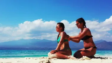 Jamaika adasında güneşlenen güzel kızlar..