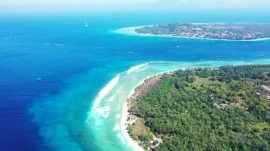 Mavi ve turkuaz kıyı şeridi olan yeşil egzotik bir ada. Malezya gezisi.