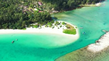 Adadaki parlak turkuaz deniz. Antigua 'ya yaz yolculuğu.